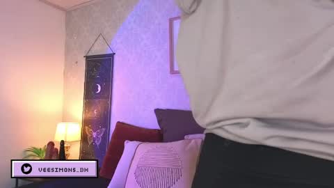 Snapshot of veesimons_dh chatting on May 29, 2026, 7:45 pm Vee Simons online show from May 29, 2026, 7:45 pm
