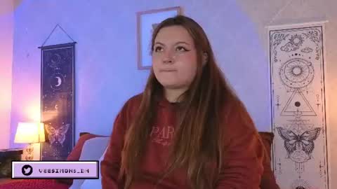 Vee Simons online show from June 22, 2026, 7:44 pm