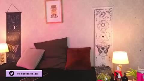 Vee Simons online show from June 27, 2026, 8:47 pm