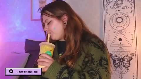 Vee Simons online show from July 2, 2026, 9:10 pm