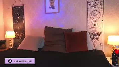 Vee Simons online show from July 4, 2026, 7:42 pm