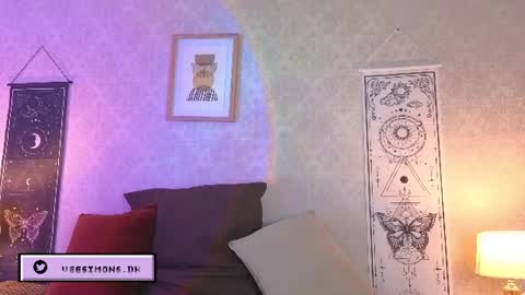 Vee Simons online show from July 7, 2026, 7:40 pm