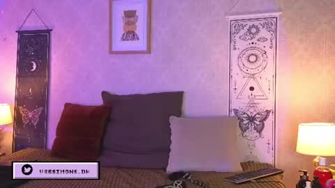 Vee Simons online show from July 8, 2026, 8:24 pm