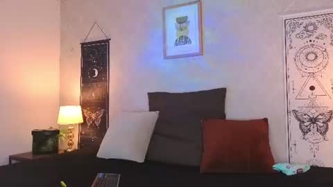 Vee Simons online show from July 9, 2026, 7:51 pm