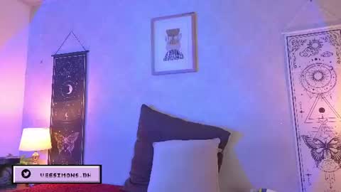 Vee Simons online show from July 10, 2026, 8:00 pm