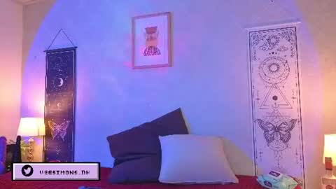 Vee Simons online show from July 14, 2026, 7:52 pm