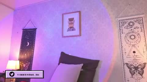 Vee Simons online show from July 15, 2026, 8:03 pm