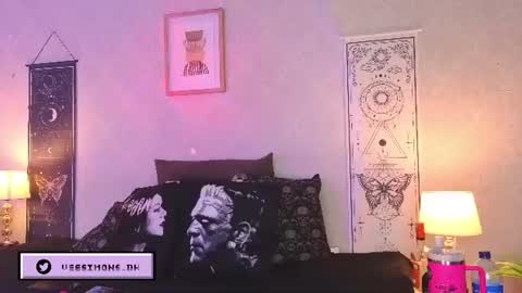 Vee Simons online show from July 17, 2026, 8:57 pm