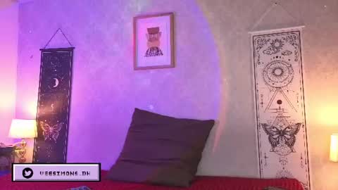 Vee Simons online show from July 21, 2026, 7:49 pm