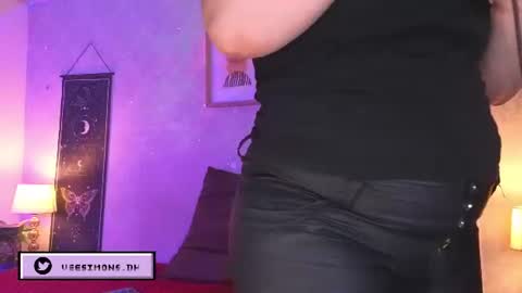 Vee Simons online show from July 21, 2026, 8:00 pm