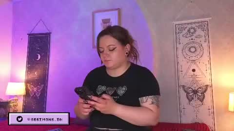 Vee Simons online show from July 21, 2026, 8:11 pm