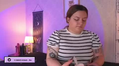 Vee Simons online show from July 23, 2026, 8:29 pm