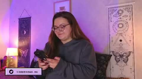 Vee Simons online show from July 25, 2026, 8:50 pm