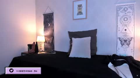 Vee Simons online show from July 28, 2026, 7:50 pm