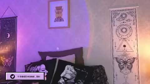 Vee Simons online show from July 28, 2026, 9:03 pm