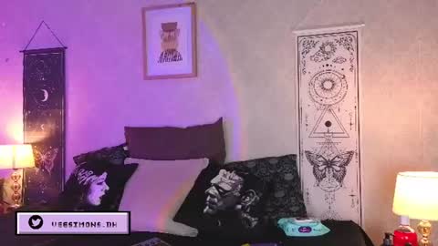 Vee Simons online show from July 29, 2026, 7:34 pm