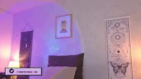 Vee Simons online show from July 31, 2026, 7:57 pm