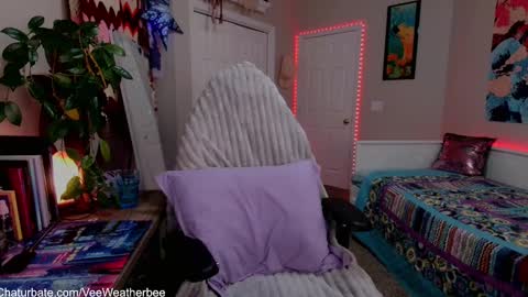 Snapshot of veeweatherbee chatting on December 25, 2024, 1:20 am Violet Weatherbee online show from December 25, 2024, 1:20 am