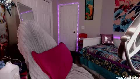 Snapshot of veeweatherbee chatting on November 26, 2025, 7:48 pm Violet Weatherbee online show from November 26, 2025, 7:48 pm