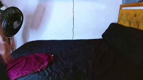 velk_hot1 online show from April 24, 2026, 12:18 pm
