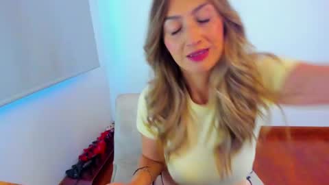 Snapshot of velourmuse chatting on June 27, 2026, 10:59 pm Sara online show from June 27, 2026, 10:59 pm