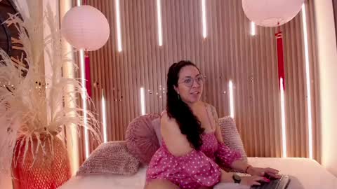 Emma Curly online show from April 18, 2026, 12:31 pm