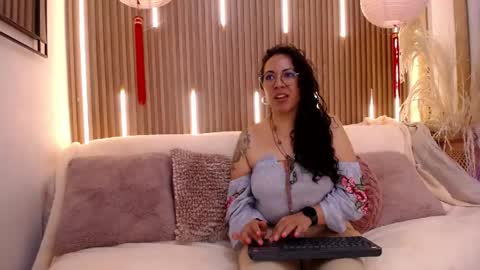 Emma Curly online show from June 4, 2026, 12:33 pm