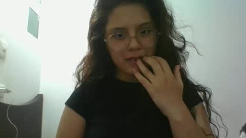 Snapshot of velvet_moon_v chatting on April 7, 2026, 10:42 pm velvet_moon_v online show from April 7, 2026, 10:42 pm
