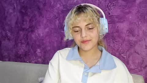 velvetmumble online show from June 3, 2026, 5:18 pm