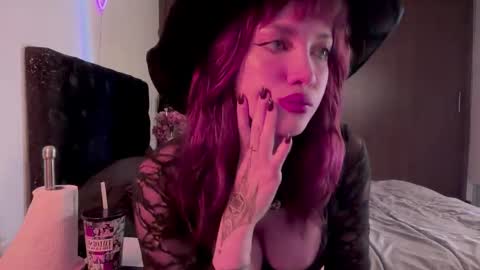 Lanna   online show from October 17, 2025, 1:03 pm