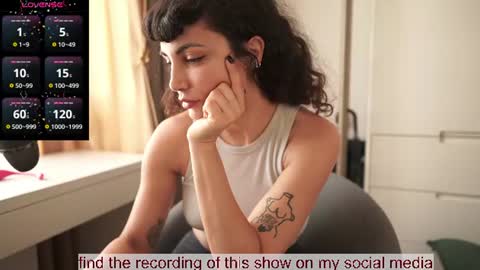 Snapshot of venus_in_jeans chatting on June 18, 2026, 11:14 am Bella online show from June 18, 2026, 11:14 am