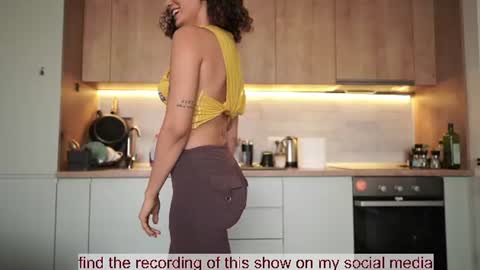 Snapshot of venus_in_jeans chatting on July 23, 2026, 7:39 am Bella online show from July 23, 2026, 7:39 am