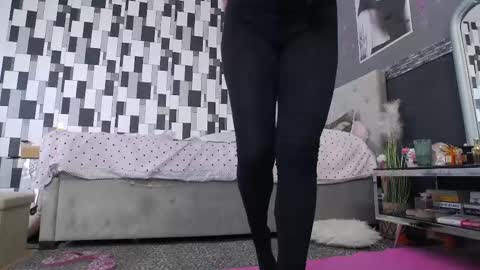 venusinylons online show from February 15, 2026, 11:12 pm