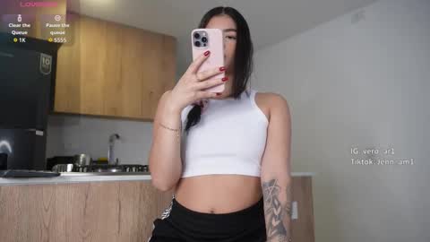 Snapshot of vero_cam chatting on December 19, 2025, 2:18 am vero_cam online show from December 19, 2025, 2:18 am