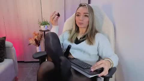Snapshot of veromars_ chatting on June 8, 2026, 5:02 pm Catalina online show from June 8, 2026, 5:02 pm