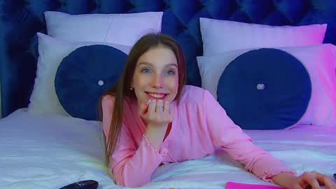 Snapshot of veronicavance chatting on June 3, 2026, 6:35 pm Veronica online show from June 3, 2026, 6:35 pm