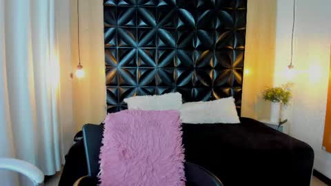 Snapshot of veyra_sereny chatting on July 15, 2026, 11:32 pm Vanesaa online show from July 15, 2026, 11:32 pm