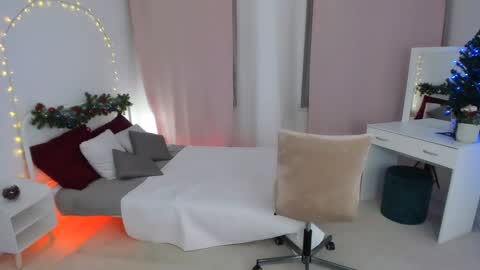 Snapshot of via_lattea_ chatting on December 23, 2024, 8:03 pm Camilla online show from December 23, 2024, 8:03 pm