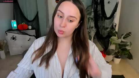 Snapshot of via_lattea_ chatting on October 24, 2025, 10:55 am Camilla online show from October 24, 2025, 10:55 am