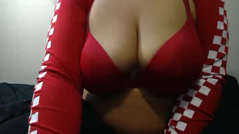 Snapshot of vibe_xxxo chatting on January 8, 2026, 2:36 am vibe_xxxo online show from January 8, 2026, 2:36 am