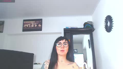 Snapshot of vicky_hotmilf chatting on June 1, 2026, 11:12 am Vicky online show from June 1, 2026, 11:12 am
