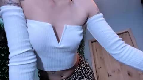 Snapshot of vickyjackson_ chatting on June 22, 2026, 12:24 am Victoria online show from June 22, 2026, 12:24 am