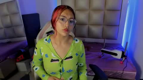 Snapshot of victoria__js_ chatting on November 19, 2025, 12:05 pm Victoria online show from November 19, 2025, 12:05 pm