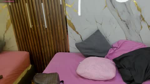 Victoria  online show from November 20, 2025, 8:30 pm