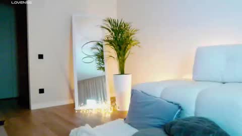 Miss V online show from December 17, 2025, 5:13 am