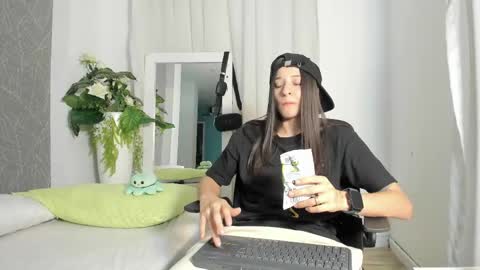 viictoriiasaenz online show from April 27, 2026, 3:59 am