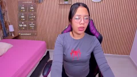 Snapshot of viiolet__moon chatting on June 12, 2026, 9:03 pm Violet online show from June 12, 2026, 9:03 pm