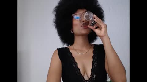 viiolettaaa online show from April 16, 2026, 7:58 pm