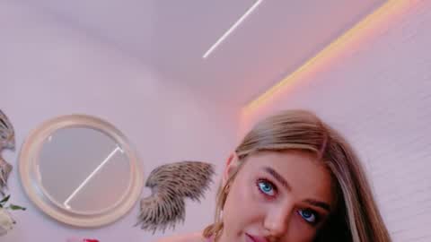 Snapshot of vikafever chatting on November 27, 2025, 3:58 pm vikafever online show from November 27, 2025, 3:58 pm