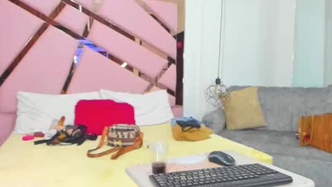 vikiTomson online show from February 12, 2025, 12:33 pm